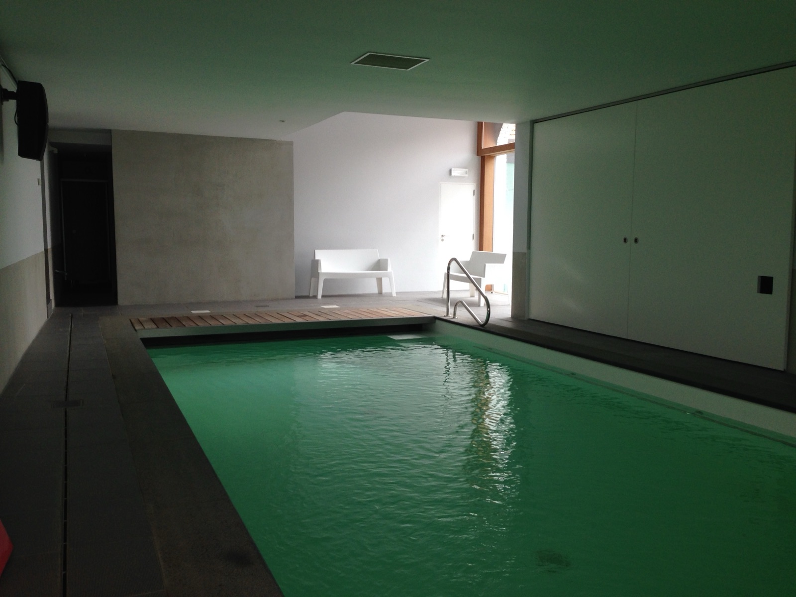 Espace autour du bassin